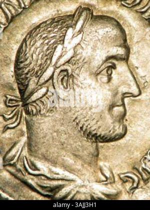 Un denario raffigurante la testa di Gordiano II, un imperatore dell'Impero Romano. La moneta risale al suo regno e mostra il ritratto dell'imperatore sul dritto. Foto Stock