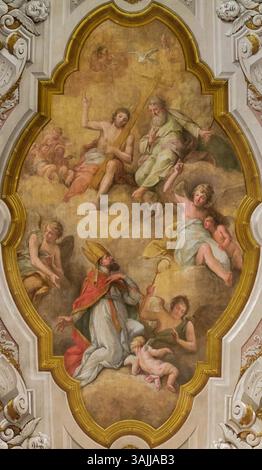 Una veduta ritagliata del soffitto della "Gloria di San Nicola" di António Manuel da Fonseca nella chiesa di São Nicolau, Lisbona, raffigurante l'iconografia religiosa. Foto Stock