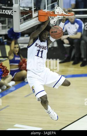 23 marzo 2017 - Kansas City, MO, USA - la guardia del Kansas Josh Jackson (11) sbatte contro Purdue nel Sweet Sixteen round del torneo NCAA allo Sprint Center di Kansas City, Mo., il 23 marzo 2017. Jackson fu scelto dai Phoenix Suns come quarto assoluto del Draft NBA 2017. (Immagine di credito: © Allison Long/TNS tramite filo ZUMA) Foto Stock