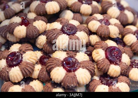 Gustosi biscotti a forma di fiore con marmellata. Cibo Foto Stock