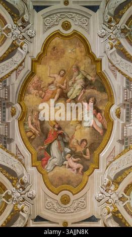 La "Gloria di San Nicola", dipinta da António Manuel da Fonseca nel XIX secolo, decora il soffitto della chiesa di São Nicolau a Lisbona. Foto Stock