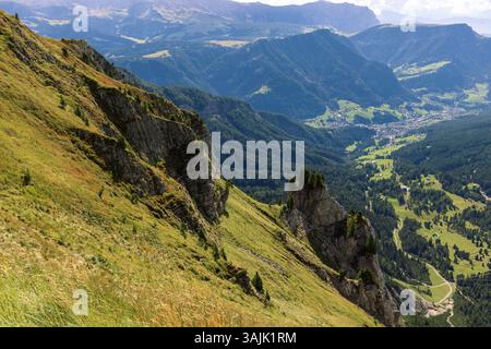 Dolomiti italiane, cieli azzurri, nuvole soffici, erba verde. drammatico. panorami, stupendi Foto Stock