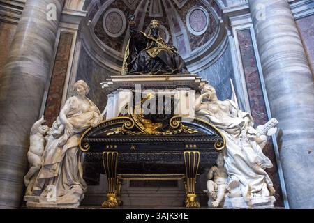 Vaticano, Vaticano. 11 aprile 2025. **NO LIBRI** Italia, Roma, Vaticano 2025/4/11 il recente restauro del monumento funebre di Urbano VIII è esposto ai giornalisti all'interno della Basilica di San Pietro in Vaticano . Fotografia di ALESSIA GIULIANI / Catholic Press Photo Credit: Agenzia fotografica indipendente / Alamy Live News Foto Stock