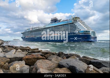 Fort Lauderdale, Florida, Stati Uniti d'America - 16 novembre 2024: Nave da crociera Celebrity Apex in barca a vela vicino a Rocks at the Beach of Fort Lauderdale. Vista laterale della crociera Foto Stock