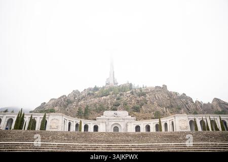 Misty Cross a Valle de los Caídos - maestoso punto di riferimento spagnolo Foto Stock