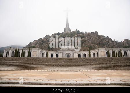 Valle de los Caídos: Maestosa Croce nella nebbia Foto Stock