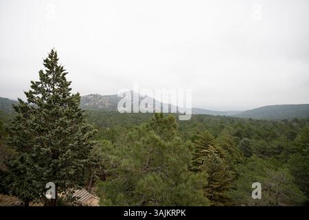 Maestosa catena montuosa di Guadarrama, vista dalla Valle de los Caídos Foto Stock