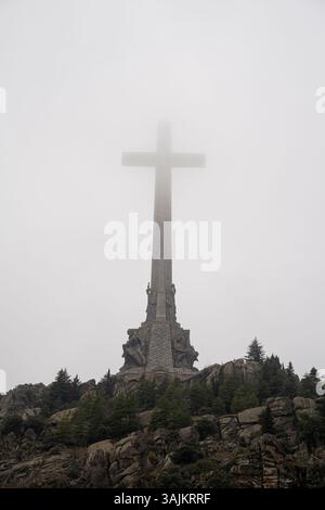 Veduta a pecorina della Valle de los Caídos con la maestosa Croce Foto Stock