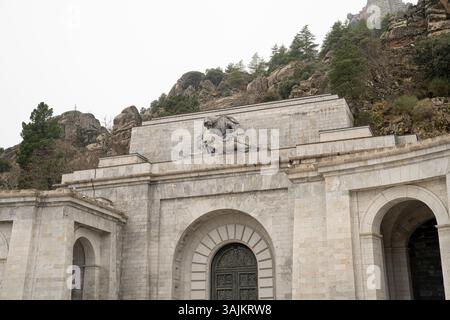 Valle de los Caídos: Maestosa Croce nelle Montagne nebbiose della Spagna Foto Stock