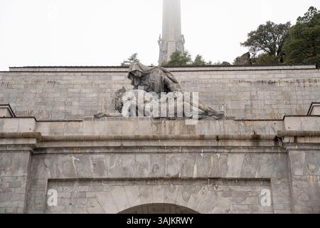 Maestosa Valle de los Caídos con Croce protetta a Mist, Spagna Foto Stock