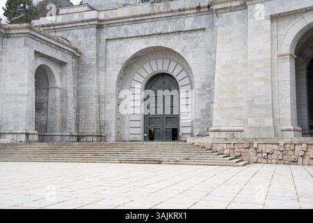 Maestosa Valle de los Caídos con Croce nelle Montagne nebbiose, Spagna Foto Stock