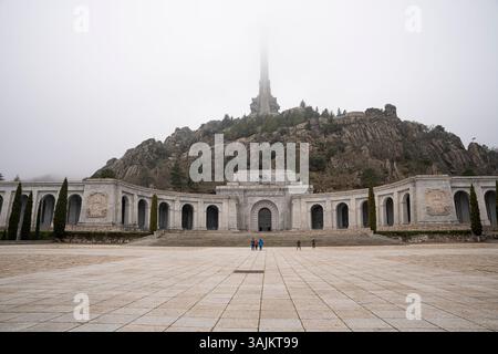 Maestosa Valle de los Caídos sotto cieli nebbiosi Foto Stock