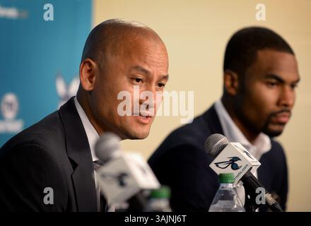 7 luglio 2016 - Charlotte, North Carolina, USA - il General manager degli Charlotte Hornets Rich Cho, ha lasciato, durante una conferenza stampa il 7 luglio 2016, alla Time Warner Cable Arena di Charlotte, N.C. (immagine di credito: © Jeff Siner/TNS via ZUMA Wire) Foto Stock