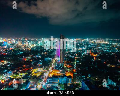 Vibrante paesaggio notturno aereo della città di Cebu, Filippine, con grattacieli torreggianti, luci scintillanti della città e una vivace scena urbana Foto Stock