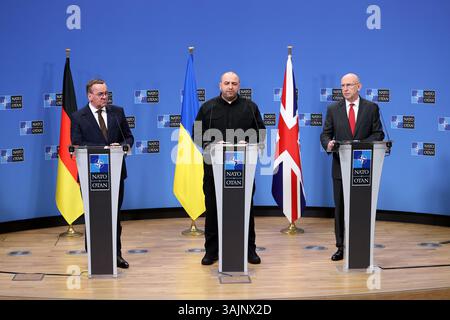 Bruxelles, Belgio. 11 aprile 2025. Il segretario alla difesa britannico John Healey (R), il ministro della difesa ucraino Rustem Umerov (C) e il ministro della difesa tedesco Boris Pistorius partecipano a una conferenza stampa dopo una riunione del gruppo di contatto per la difesa dell'Ucraina presso la sede della NATO a Bruxelles, Belgio, l'11 aprile 2025. Venerdì la Gran Bretagna ha annunciato un'ondata di 450 milioni di sterline britanniche (circa 589 milioni di dollari USA) di "sostegno militare" per l'Ucraina mentre ha co-ospitato un incontro del gruppo di contatto per la difesa Ucraina con la Germania a Bruxelles. Crediti: Zhao Dingzhe/Xinhua/Alamy Live News Foto Stock