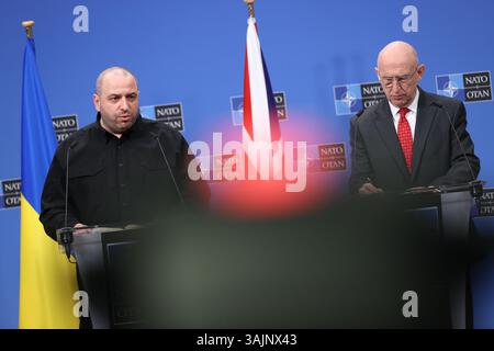 Bruxelles, Belgio. 11 aprile 2025. Il segretario alla difesa britannico John Healey (R) e il ministro della difesa ucraino Rustem Umerov partecipano a una conferenza stampa dopo una riunione del gruppo di contatto per la difesa dell'Ucraina presso la sede della NATO a Bruxelles, Belgio, l'11 aprile 2025. Venerdì la Gran Bretagna ha annunciato un'ondata di 450 milioni di sterline britanniche (circa 589 milioni di dollari USA) di "sostegno militare" per l'Ucraina mentre ha co-ospitato un incontro del gruppo di contatto per la difesa Ucraina con la Germania a Bruxelles. Crediti: Zhao Dingzhe/Xinhua/Alamy Live News Foto Stock
