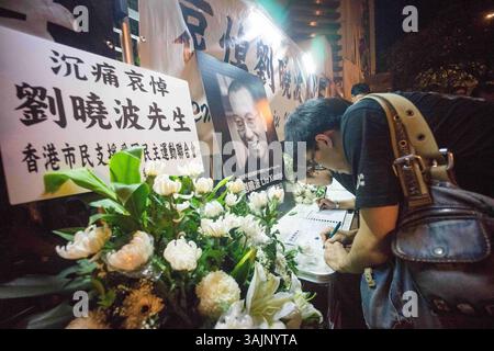 13 luglio 2017 - Hong Kong, Cina - i residenti di Hong Kong ospitano una veglia al di fuori dell'ufficio cinese per il tradimento di Hong Kong dopo la morte dell'attivista per i diritti umani e vincitore del Premio Nobel per la pace Liu Xiaobo. 13 luglio 2017. Liu Xiaobo è in prigione dall'autorità cinese dal 2008 per le accuse mosse contro di lui per "sospetto di incitamento alla sovversione del potere statale. (Immagine di credito: © Geovien so via ZUMA Wire) Foto Stock