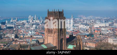 Veduta aerea di Liverpool con la Cattedrale di Liverpool e il paesaggio urbano Foto Stock