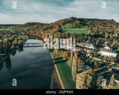 Un'incantevole vista aerea del fiume Mosella che si snoda attraverso Lussemburgo, circondato da lussureggianti vigneti e pittoresche colline Foto Stock