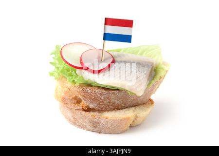 Gustoso panino con aringhe e bandiera dei Paesi Bassi su sfondo bianco Foto Stock