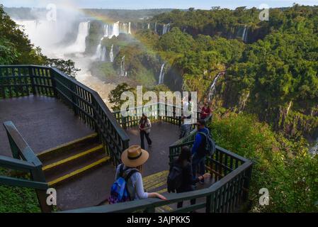 2 luglio 2017 - Foz do Iguacu, Parana, Brasile - turisti che osservano un arcobaleno di fronte alle cascate dell'Iguazù in un parco nazionale del Brasile. Le cascate si trovano al confine tra Argentina e Brasile. (Immagine di credito: © Anton Velikzhanin via ZUMA Wire) Foto Stock