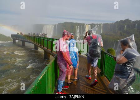2 luglio 2017 - Foz do Iguacu, Parana, Brasile - turisti in impermeabili che camminano su una piattaforma di osservazione di fronte alle cascate di Iguazu in un parco nazionale del Brasile. Le cascate si trovano al confine tra Argentina e Brasile. (Immagine di credito: © Anton Velikzhanin via ZUMA Wire) Foto Stock