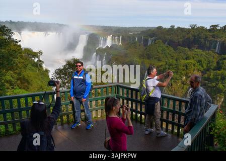 2 luglio 2017 - Foz do Iguacu, Parana, Brasile - turisti che scattano foto di fronte alle cascate dell'Iguazù in un parco nazionale del Brasile. Le cascate si trovano al confine tra Argentina e Brasile. (Immagine di credito: © Anton Velikzhanin via ZUMA Wire) Foto Stock