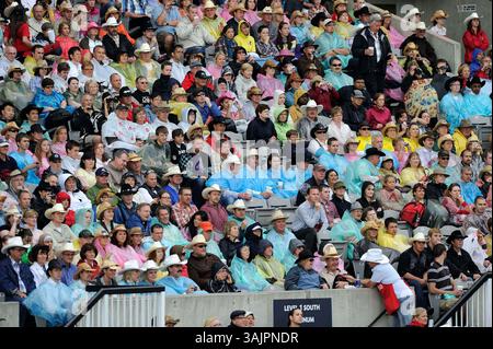12 luglio 2010 - Calgary, Alberta, Canada - spettatori sotto la pioggia durante il rodeo Calgary Stampede a Calgary. (Immagine di credito: © Larry MacDougal via ZUMA Wire) Foto Stock