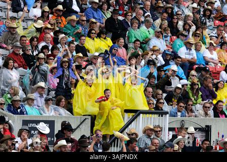10 luglio 2010 - Calgary, Alberta, Canada - spettatori sotto la pioggia durante il rodeo Calgary Stampede a Calgary. (Immagine di credito: © Larry MacDougal via ZUMA Wire) Foto Stock