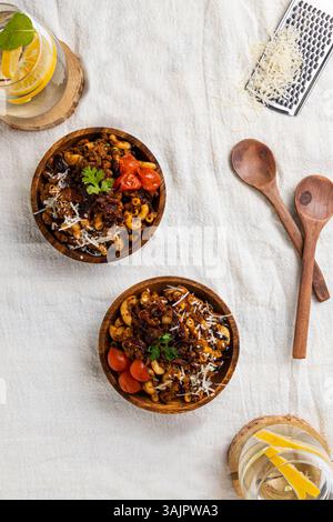 Maccheroni di carne macinati con pomodoro, formaggio e bechamel - scena rustica di stile di vita caldo Foto Stock