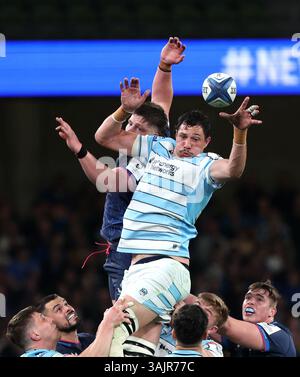 JP du Preez dei Glasgow Warriors e Joe McCarthy del Leinster competono in una line-out durante i quarti di finale della Investec Champions Cup all'Aviva Stadium di Dublino. Data foto: Venerdì 11 aprile 2025. Foto Stock