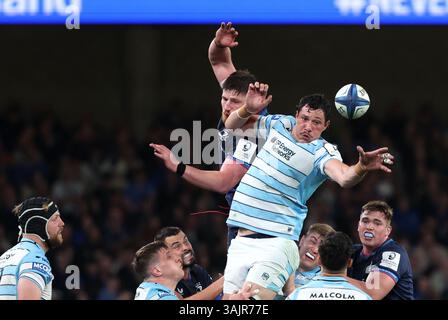 JP du Preez dei Glasgow Warriors e Joe McCarthy del Leinster competono in una line-out durante i quarti di finale della Investec Champions Cup all'Aviva Stadium di Dublino. Data foto: Venerdì 11 aprile 2025. Foto Stock