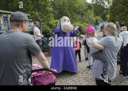 3 luglio 2017 - Naantali, Suomi Finlandia - Moominworld è il parco a tema Moomin, basato sui libri Moomin di Tove Jansson. Moominworld è anche la perfetta combinazione della saga di Tove Jansson e dell'autentica natura dell'arcipelago. Hemulen è un vero scienziato e, come tale, un po' sconosciuto all'etichetta sociale. HeÃs è anche molto felice di stare da solo, lavorando alla sua collezione di farfalle, francobolli e piante in costante crescita. Ne mancano solo tre... Il bacino d'acqua, l'orchidea macchiata dalla brughiera e una specie ancora sconosciuta, la cui scoperta avrebbe permesso a Hemulen di passare alla storia come o Foto Stock