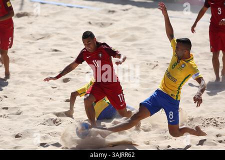 23 luglio 2017 - Lisbona, Portogallo - il centrocampista del Portogallo Bernardo Santos combatte per il pallone con il difensore brasiliano Bruno Xavier durante la partita di Beach Soccer Mundialito 2017 tra Portogallo e Brasile sulla spiaggia di Carcavelos a Cascais, Portogallo, il 23 luglio 2017. Il Brasile ha vinto 6-4. Foto: Pedro Fiuza. (Immagine di credito: © Pedro Fiuza via ZUMA Wire) Foto Stock