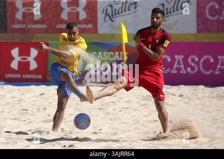 23 luglio 2017 - Lisbona, Portogallo - l'attaccante del Brasile Rodrigo sfida con il difensore del Portogallo Torres durante la partita di Beach Soccer Mundialito 2017 tra Portogallo e Brasile sulla spiaggia di Carcavelos a Cascais, Portogallo, il 23 luglio 2017. Il Brasile ha vinto 6-4. Foto: Pedro Fiuza. (Immagine di credito: © Pedro Fiuza via ZUMA Wire) Foto Stock
