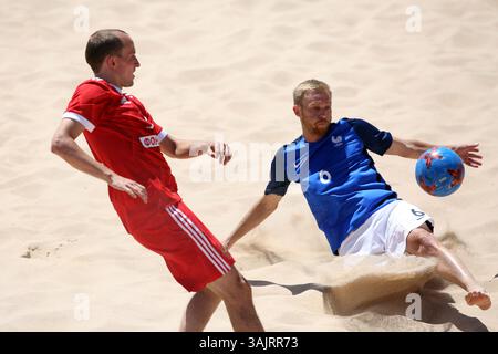 23 luglio 2017 - Lisbona, Portogallo - la Russia Paporotnyi si reca con la francese Bizot durante la partita di Beach Soccer Mundialito 2017 tra Russia e Francia sulla spiaggia di Carcavelos a Cascais, Portogallo, il 23 luglio 2017. Foto: Pedro Fiuza. (Immagine di credito: © Pedro Fiuza via ZUMA Wire) Foto Stock