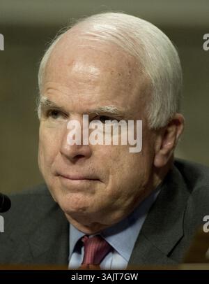 22 marzo 2012 - Washington, District of Columbia, Stati Uniti d'America - il senatore degli Stati Uniti John McCain (Repubblicano dell'Arizona), membro della classifica, U.S. Senate Armed Services Committee, ascolta il generale John R. Allen, USMC, Comandante, International Security Assistance Force e Comandante, United States Forces Afghanistan, testimonia dinanzi al comitato sulla situazione in Afghanistan a Capitol Hill a Washington, D.C. giovedì 22 marzo 2012..credito: Ron Sachs / CNP (immagine di Ron Sachs/CNP) © Foto Stock