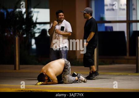 15 luglio 2017 - Chicago, il, USA - il padre di un bambino di 9 anni che è stato colpito e ucciso inginocchiato a terra di fronte al Comer Children's Hospital dove suo figlio è stato dichiarato morto sabato 15 luglio 2017 a Chicago. (Immagine di credito: © Armando L. Sanchez/TNS via ZUMA Wire) Foto Stock