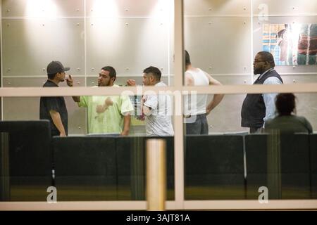 15 luglio 2017 - Chicago, Illinois, USA - con il sangue sulla camicia il padre di un bambino di 9 anni, ucciso a morte insieme a un 31 anni, ferito nella sparatoria, nel blocco 3500 di East 97th Street parla con un uomo all'interno del Comer Children's Hospital dove suo figlio è stato dichiarato morto sabato 15 luglio 2017 a Chicago. (Immagine di credito: © Armando L. Sanchez/TNS via ZUMA Wire) Foto Stock