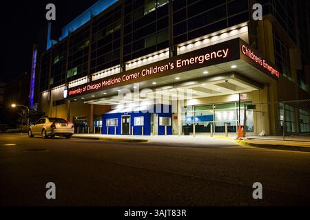 15 luglio 2017 - Chicago, Illinois, USA - Un'auto della polizia si trova fuori dal Comer Children's Hospital dove un bambino di 9 anni è stato dichiarato morto dopo essere stato colpito a morte insieme a un 31enne, che è stato ferito nella sparatoria, nel blocco 3500 di East 97th Street sabato 15 luglio 2017 a Chicago. (Immagine di credito: © Armando L. Sanchez/TNS via ZUMA Wire) Foto Stock