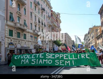 Roma, Italia. 11 aprile 2025. Lo sciopero climatico globale chiamato dal movimento ambientalista venerdì per il futuro per focalizzare l'attenzione sulla conversione ecologica. Manifestazioni simili si tennero in molte città italiane e a Roma. (Foto di Patrizia Cortellessa/Pacific Press) crediti: Pacific Press Media Production Corp./Alamy Live News Foto Stock