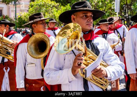 I gauchos aspettano di partecipare alla cerimonia bimensile del cambio della Guardia nella Piazza del 9 luglio, Salta, Provincia di Salta, Argentina. Foto Stock