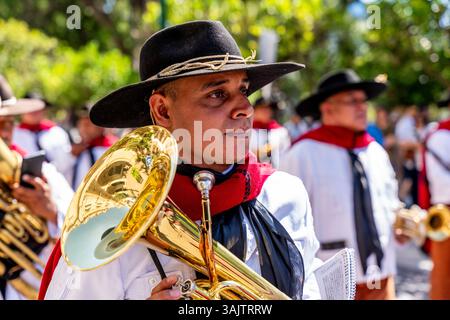I gauchos aspettano di partecipare alla cerimonia bimensile del cambio della Guardia nella Piazza del 9 luglio, Salta, Provincia di Salta, Argentina. Foto Stock