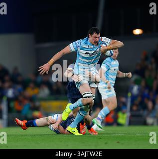 Aviva Stadium, Dublino, Irlanda. 11 aprile 2025. Investec Champions Cup Rugby, Leinster contro Glasgow Warriors; JP du Preez di Glasgow viene affrontato da dietro da Josh van der Flier di Leinster Credit: Action Plus Sports/Alamy Live News Foto Stock