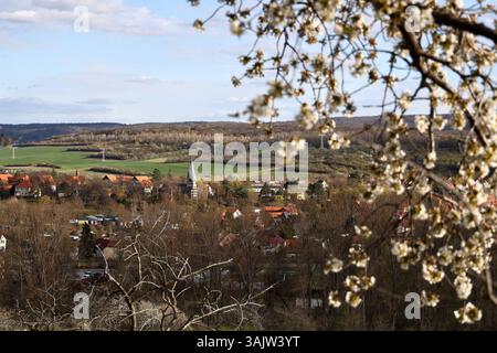 Teufelsmauer 07.04.2025, Thale OT Weddersleben, Wanderweg Teufels Mauer Stieg / Teufelsmauerstieg, Blick von der Teufelsmauer auf Neinstein dt mit Kirche *** Teufelsmauer 07 04 2025, Thale OT Weddersleben, sentiero escursionistico Teufels Mauer Stieg Foto Stock