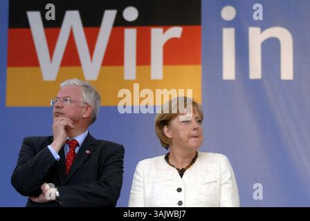 19 maggio 2009 - Francoforte, Assia, Germania - il primo ministro dell'Assia ROLAND KOCH e la cancelliera tedesca ANGELA MERKEL durante un discorso alla campagna elettorale europea del suo partito cristiano democratico (CDU) a Francoforte, Germania, 19 maggio 2009. (Immagine di credito: © Irving Villegas/ZUMA Press) RESTRIZIONI: www.irving-villegas.de Foto Stock