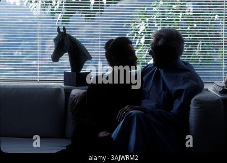 1 dicembre 1982 - Los Angeles, California, USA - CONCEDI attore CARY (18 gennaio 1904 - 29 novembre 1986) con sua moglie BARBARA GRANT nella loro casa di Benedict Canyon. (Immagine di credito: © Bernard Fallon/ZUMA Press) Foto Stock