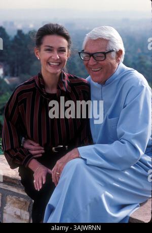 1 dicembre 1982 - Los Angeles, California, USA - CONCEDI attore CARY (18 gennaio 1904 - 29 novembre 1986) con sua moglie BARBARA GRANT nella loro casa di Benedict Canyon. (Immagine di credito: © Bernard Fallon/ZUMA Press) Foto Stock