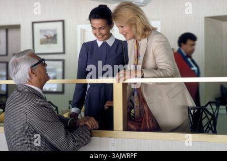 1 maggio 1982 - Los Angeles, California, USA - CARY GRANT (18 gennaio 1904 - 29 novembre 1986) all'Hollywood Park Racetrack, dove era membro del Consiglio di amministrazione. Visto qui con sua moglie BARBARA GRANT e la notevole attrice ANGIE DICKINSON. (Immagine di credito: © Bernard Fallon/ZUMA Press) Foto Stock