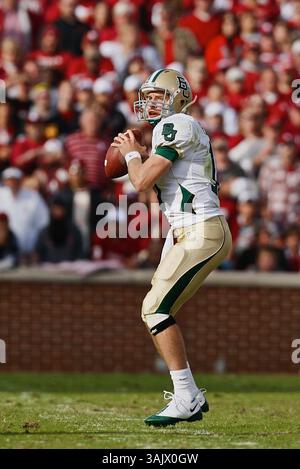 10 ottobre 2009: Baylor quarto di ritorno Nick Florence #11 in tasca. Gli Oklahoma Sooners sconfissero i Baylor Bears 33-7, a Norman, OK. Richey Miller/CSM (immagine di credito: © Richey Miller/Cal Sport Media/ZUMA Press) Foto Stock